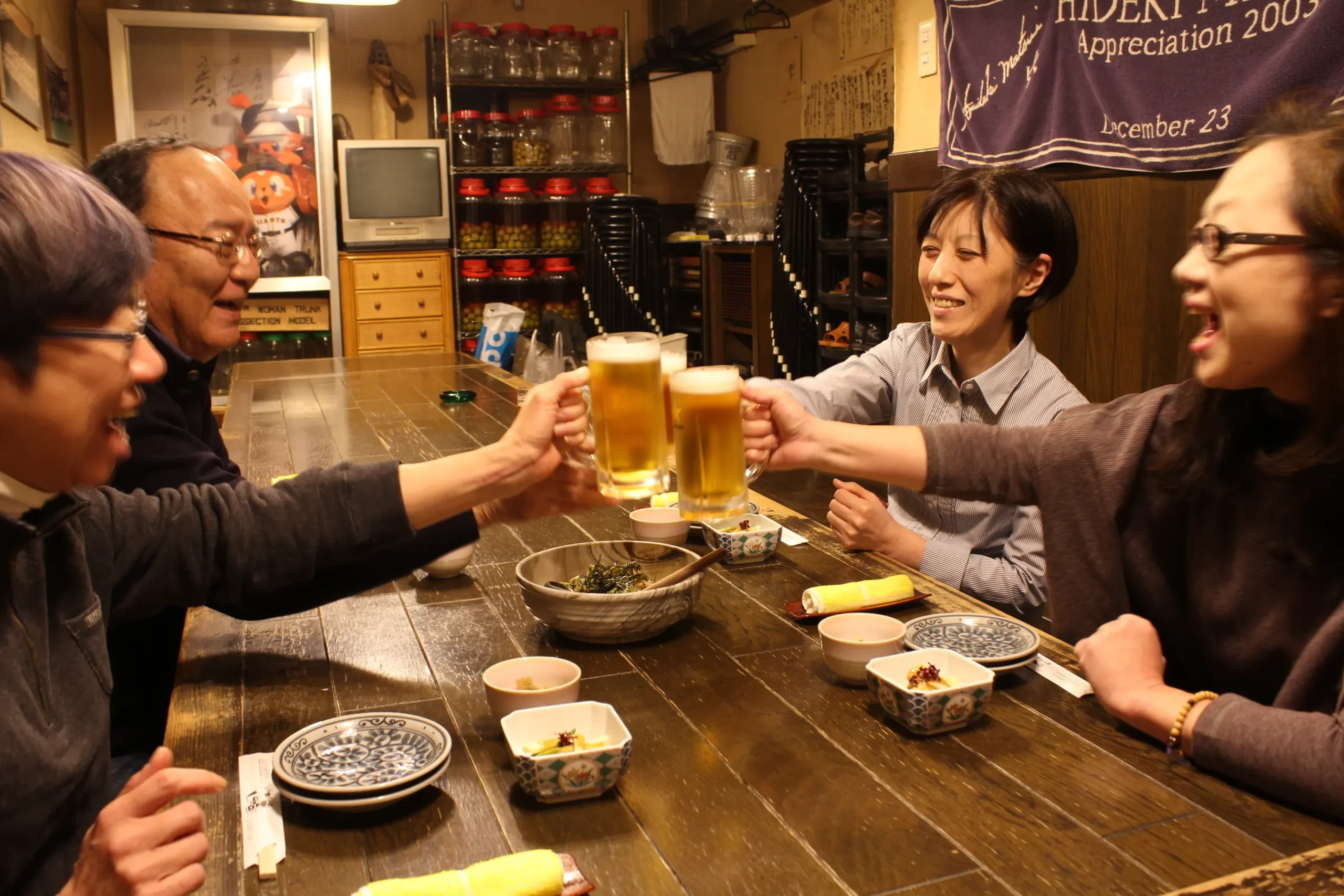 飲食店チェーン、ビールで乾杯している